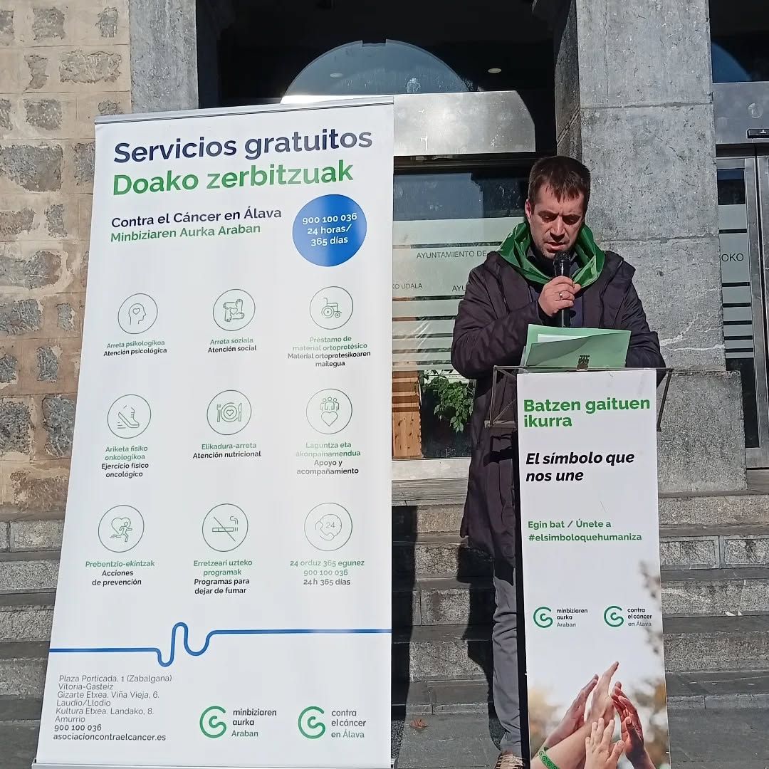 El alcalde de Amurrio en el acto de este jueves junto a un panel que detalla los servicios gratuitos de Contra el cáncer en Álava