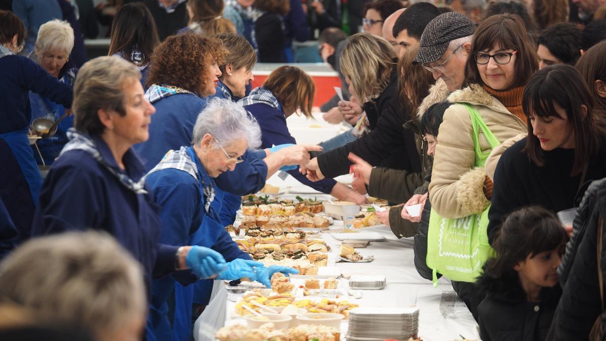 El papel de los voluntarios volverá a ser fundamental para el éxito de la fietas, atendiendo a las miles de personas que acudirán a Mutriku.