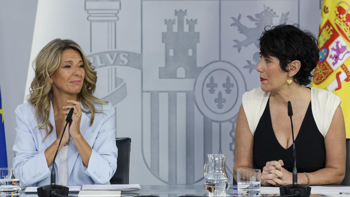La vicepresidenta del Gobierno español, Yolanda Díaz, y la portavoz del Ejecutivo, Elma Saiz, en una rueda de prensa.
