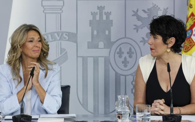La vicepresidenta del Gobierno español, Yolanda Díaz, y la portavoz del Ejecutivo, Elma Saiz, en una rueda de prensa.