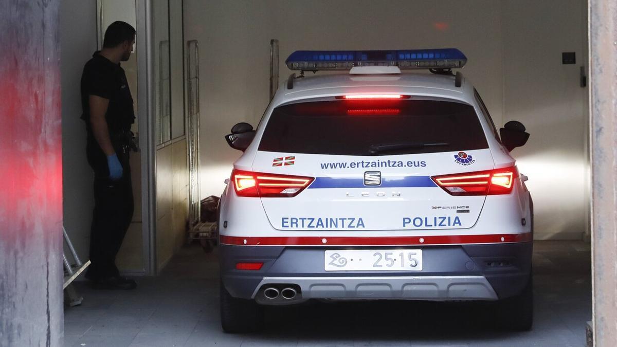 Agentes de la Ertzaintza trasladan al violador en serie de Gipuzkoa