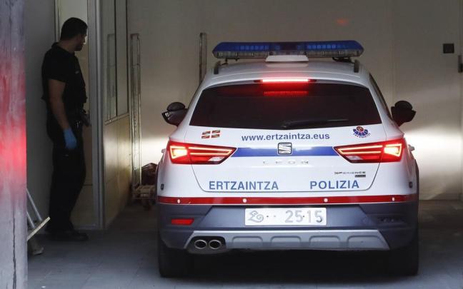 Agentes de la Ertzaintza trasladan al violador en serie de Gipuzkoa