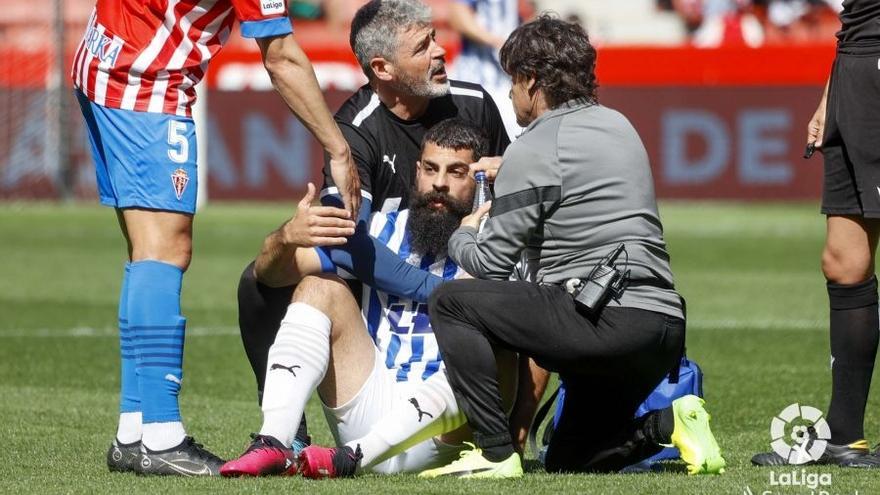 Asier Villalibre, titular el pasado domingo ante el Sporting, es atendido sobre el césped.