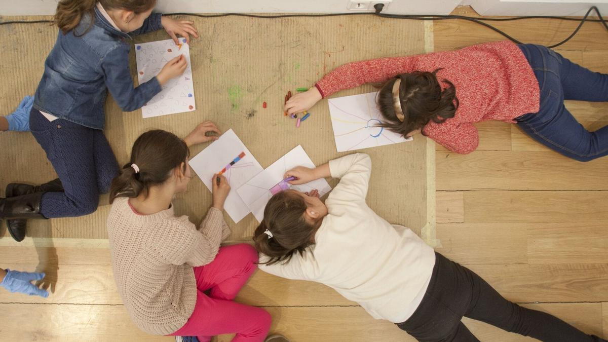 Un grupo de niños realiza actividades extraescolares.