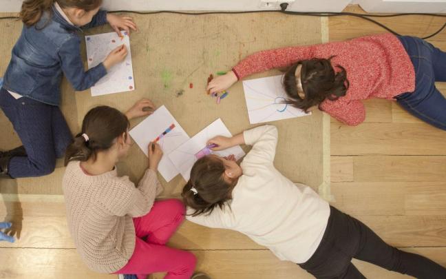 Un grupo de niños realiza actividades extraescolares.
