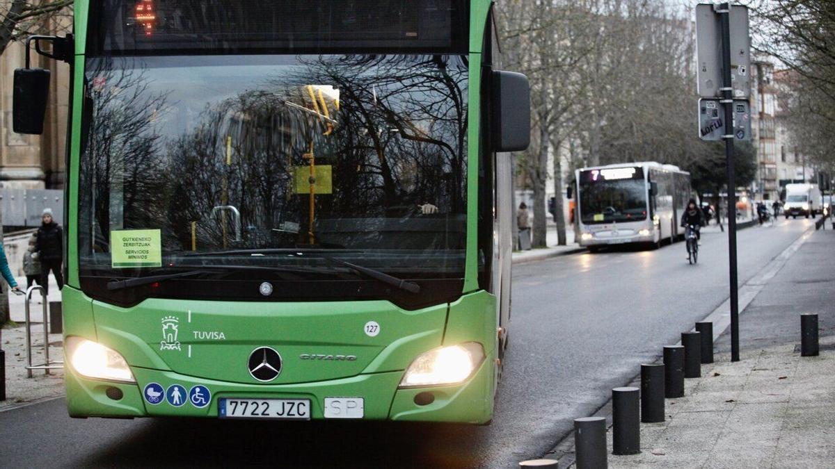 Autobuses de Tuvisa circulando en servicios mínimos durante la pasada huelga. Foto: Pilar Barco