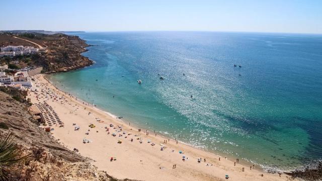 En imágenes, el pueblo blanco secreto del Algarve portugués al borde de mar que al que hay que ir En imágenes, el pueblo blanco secreto del Algarve portugués al borde de mar que al que hay que ir