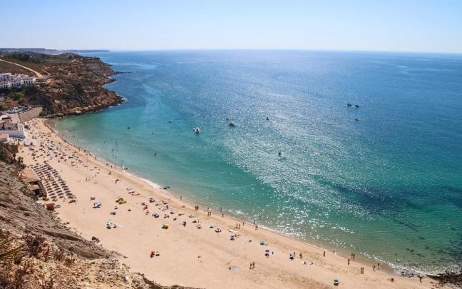 En imágenes, el pueblo blanco secreto del Algarve portugués al borde de mar que al que hay que ir En imágenes, el pueblo blanco secreto del Algarve portugués al borde de mar que al que hay que ir