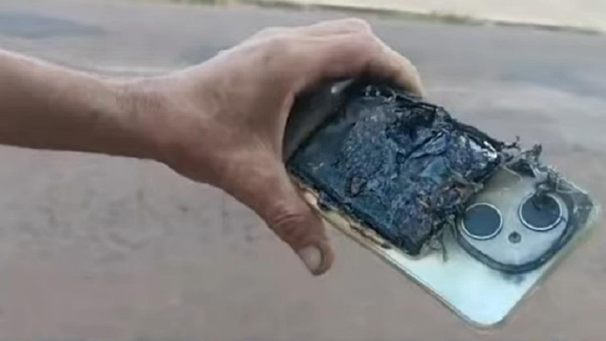 Así quedó el teléfono móvil del hombre.