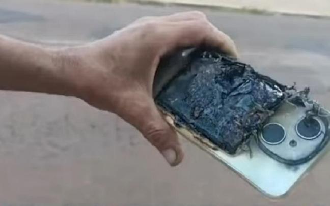 Así quedó el teléfono móvil del hombre.