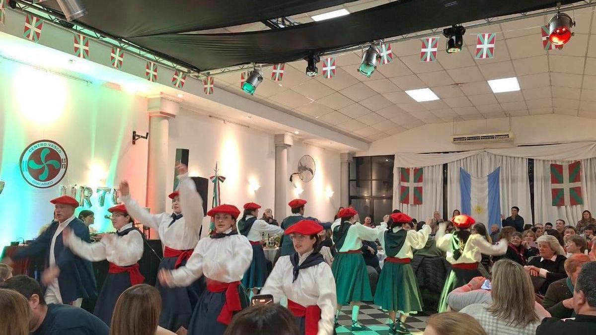 Un alarde de danzas en el Centro Vasco de Chacabuco (Argentina).