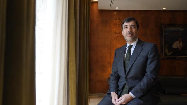 Anton Arriola en su despacho en la sede de Kutxabank en Bilbao.