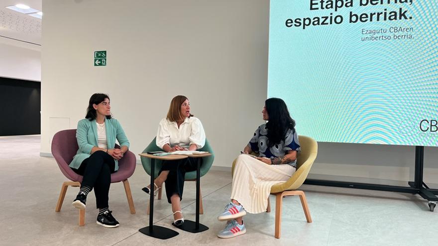La delegada de Cultura, Nuria Alzaga, la alcaldesa, Cristina Laborda, y la directora de Cultura, Eunate Encinas, esta mañana en el nuevo centro.