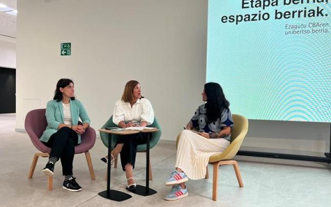 La delegada de Cultura, Nuria Alzaga, la alcaldesa, Cristina Laborda, y la directora de Cultura, Eunate Encinas, esta mañana en el nuevo centro. / N.G. La delegada de Cultura, Nuria Alzaga, la alcaldesa, Cristina Laborda, y la directora de Cultura, Eunate Encinas, esta mañana en el nuevo centro.
