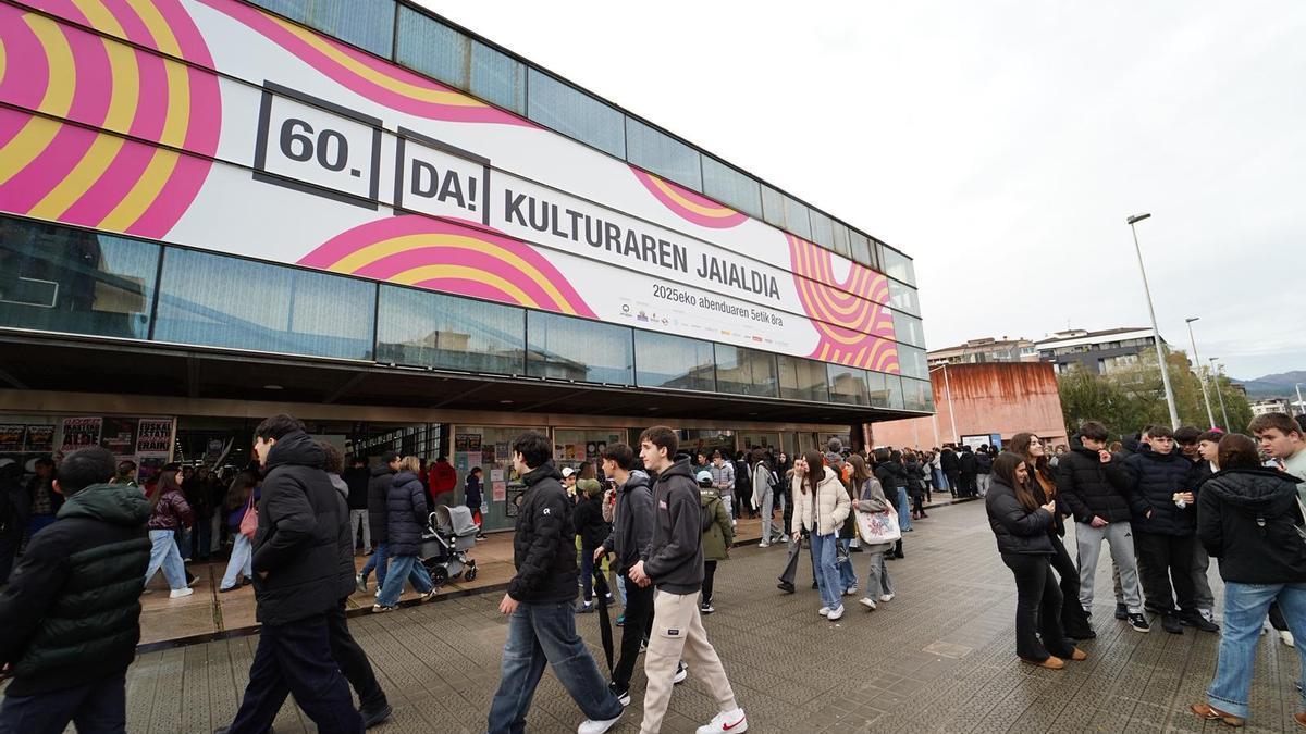 Durangoko Azoka ha hecho un parón de media hora hoy en toda su actividad.