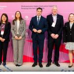 El lehendakari, Imanol Pradales, posa con participantes en el congreso.