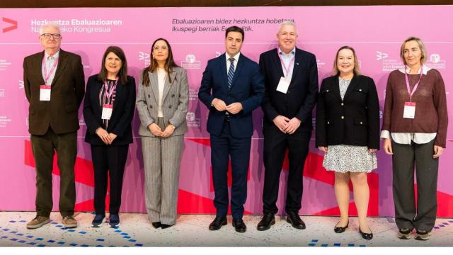 El lehendakari, Imanol Pradales, posa con participantes en el congreso.