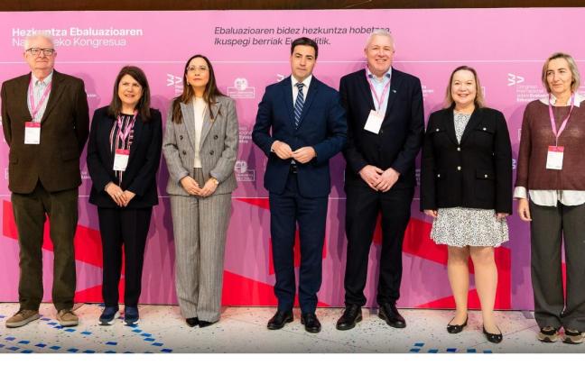 El lehendakari, Imanol Pradales, posa con participantes en el congreso.