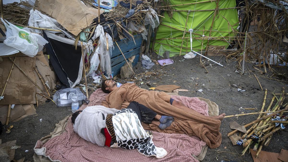 Cientos de migrantes continúan viviendo en la playa del Trampolín, Ceuta.
