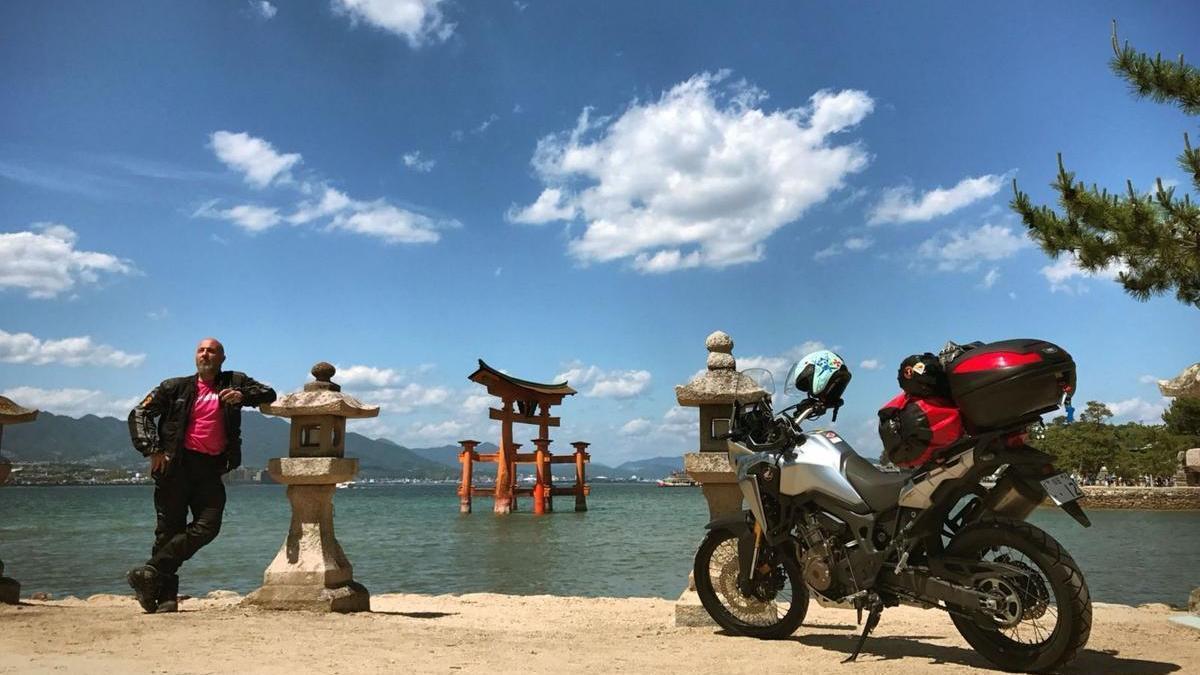 Fernando Bautista frente a un puerta roja ritual en un alto durante su viaje por tierras del Japón.