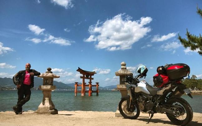 Fernando Bautista frente a un puerta roja ritual en un alto durante su viaje por tierras del Japón.