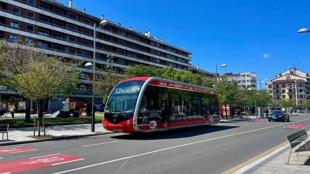 Foto de un autobús de la línea 2 de Irunbus en el paseo Colón.