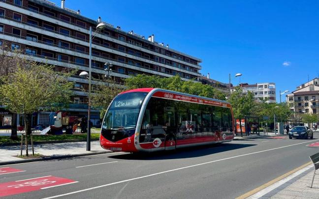 Foto de un autobús de la línea 2 de Irunbus en el paseo Colón.