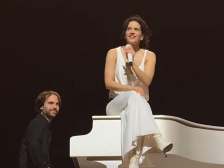 En mitad de su concierto, Rosalía quiso tener unas palabras de cariño hacia él y le dedicó una canción.