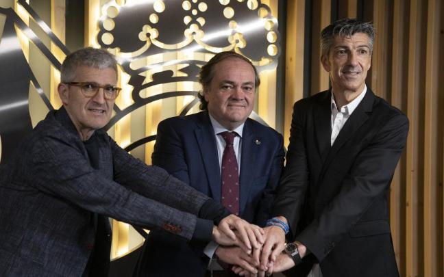 Olabe, Aperribay e Imanol, el 14 de noviembre de 2022, día en que se comunicó la renovación del oriotarra hasta 2025. / RUBEN PLAZA