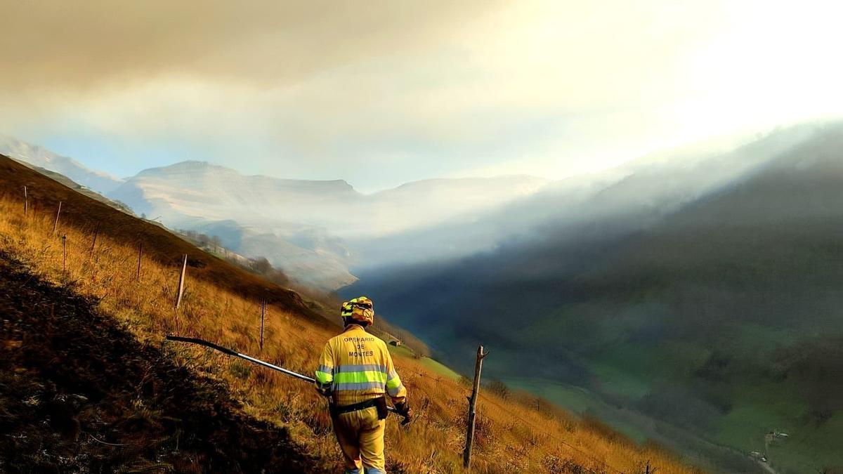 Trabajos de extinción de un incendio forestal en Cantabria