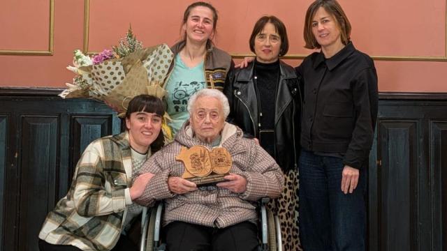 Francisca Egiguren, junto a su hija, sus nietas y la alcaldesa de Azpeitia, Nagore Alkorta, en el salón de plenos del ayuntamiento.