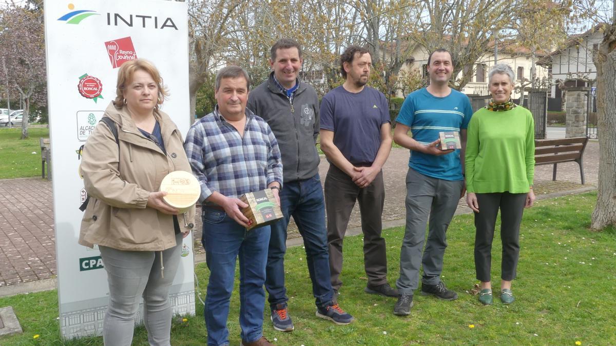 Integrantes del Consejo Regulador de la DOP Queso Roncal. Lorenzo Sarratea, tercero por la izquierda.