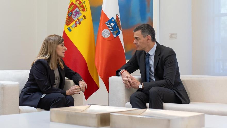 Sánchez recibe a la presidenta de Cantabria, María José Sáenz de Buruaga.