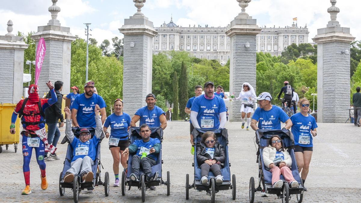 Gonzalo Pérez(dorsal 10837) junto al equipo Zurich Aefat en la Maratón Madrid 2024