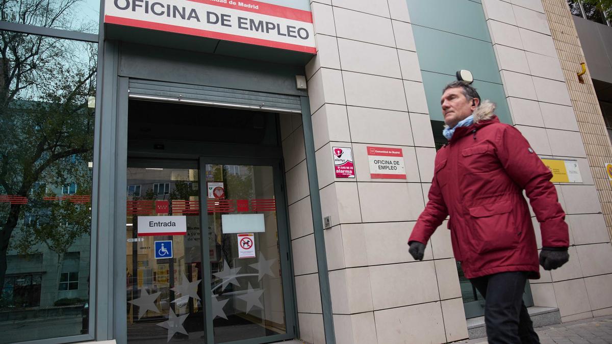 Un hombre pasa por una oficina de empleo