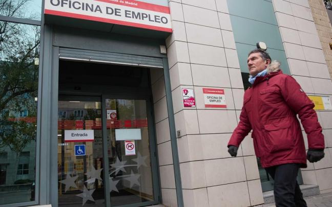 Un hombre pasa por una oficina de empleo.