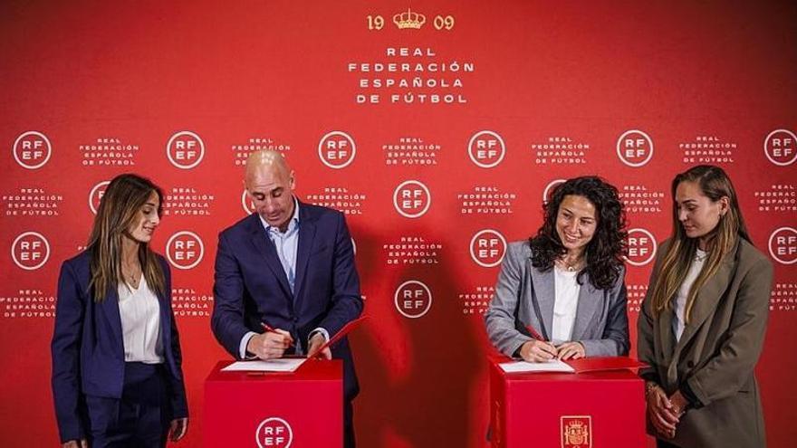 Rubiales e Ivana Andrés firman el acuerdo junto a Irene Guerrero y Esther González.