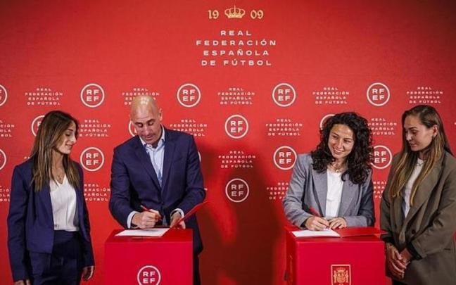 Rubiales e Ivana Andrés firman el acuerdo junto a Irene Guerrero y Esther González.