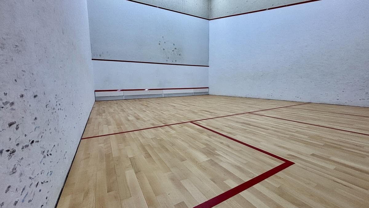 Foto de una de las pistas de squash del polideportivo Artaleku, cuya tarima se ha renovado recientemente.