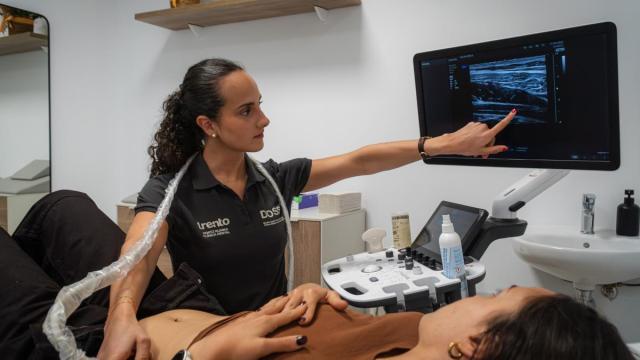 La fisioterapeuta Marina Legasa, de DOSS Centro Médico, con el ecógrafo que permite ver en pantalla la activación muscular durante los ejercicios.