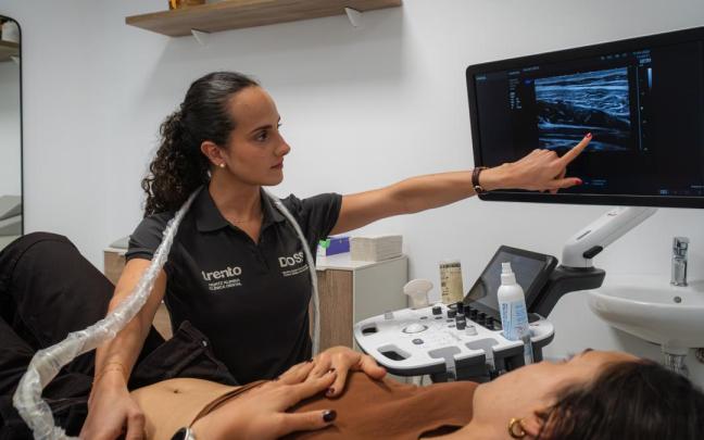 La fisioterapeuta Marina Legasa, de DOSS Centro Médico, con el ecógrafo que permite ver en pantalla la activación muscular durante los ejercicios.