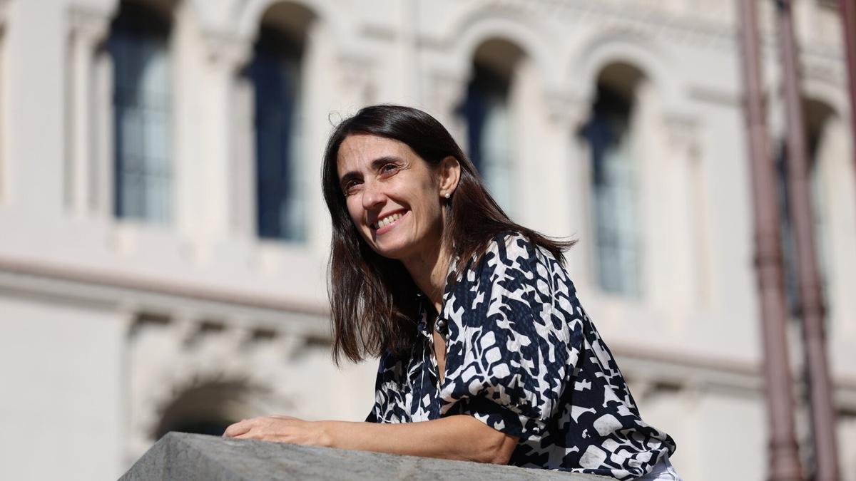Rocío García Carrión, junto al edificio de la Universidad de Deusto, en la que trabaja.