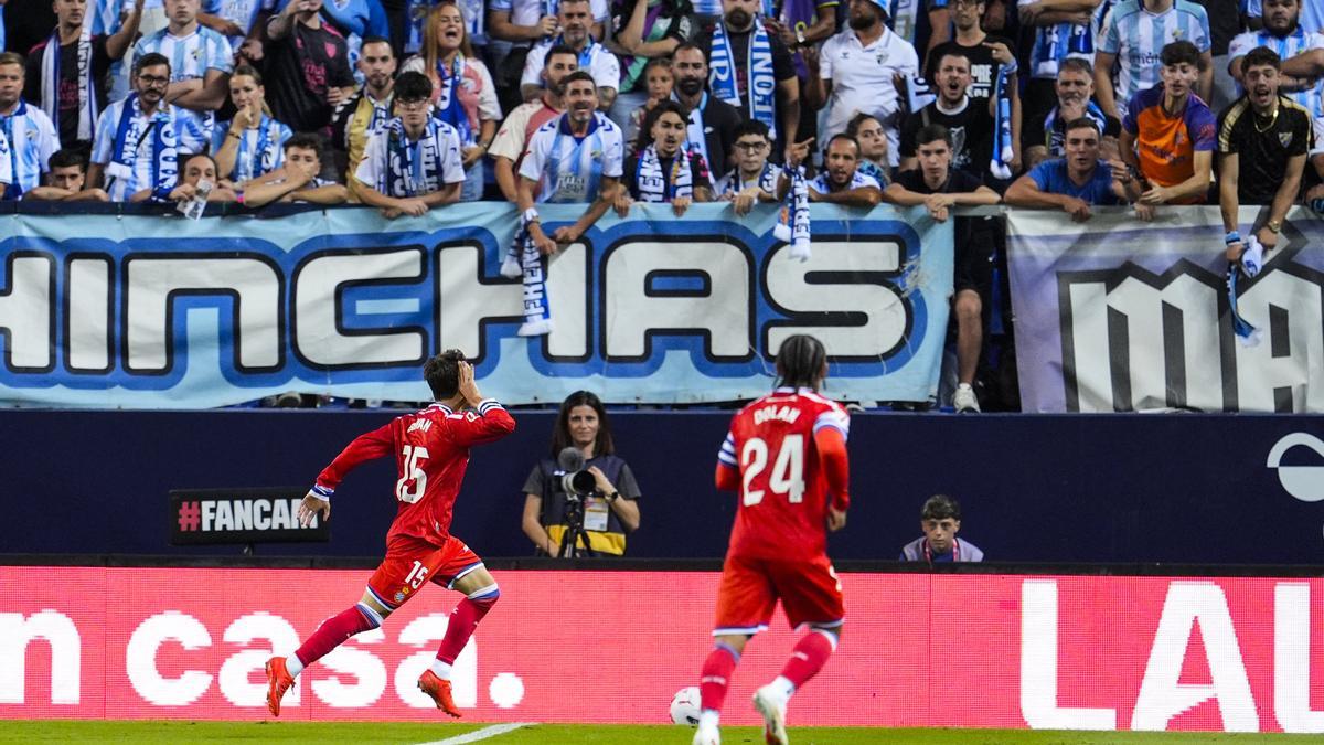 Bryan Zaragoza celebra su gol poniéndose la mano en la oreja ante el público de La Rosaleda.