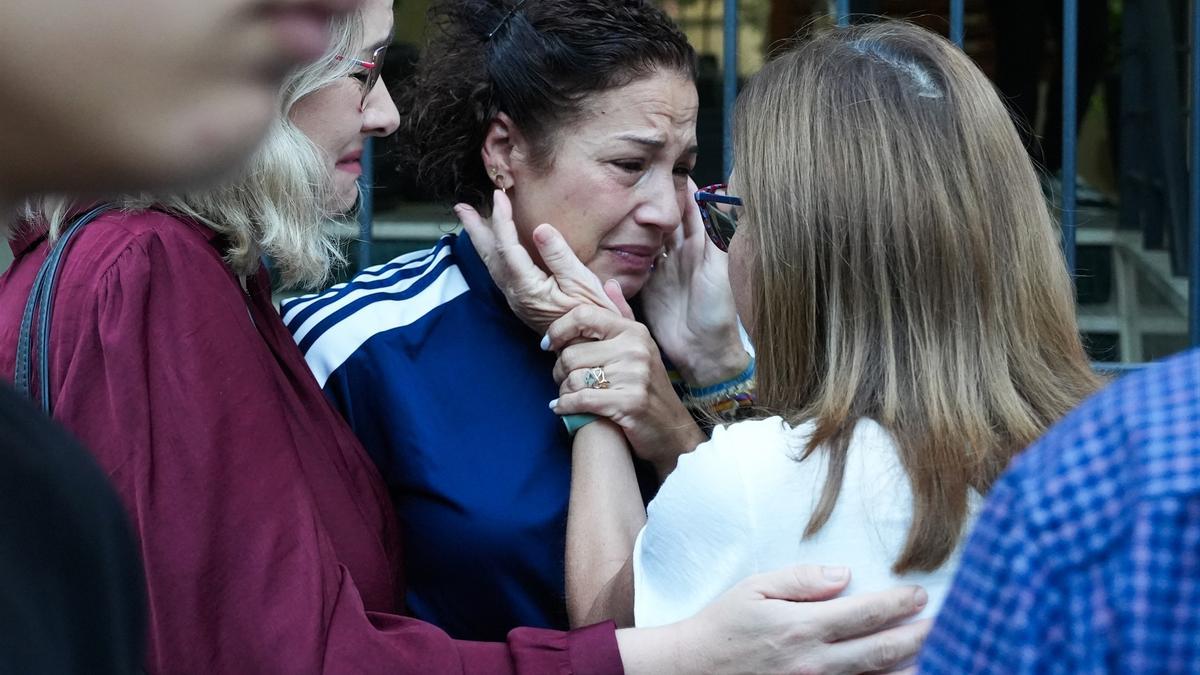 Concentración de familiares, vecinos y amigos por el suicidio de una chica de 14 años víctima de acoso escolar en Sevilla.