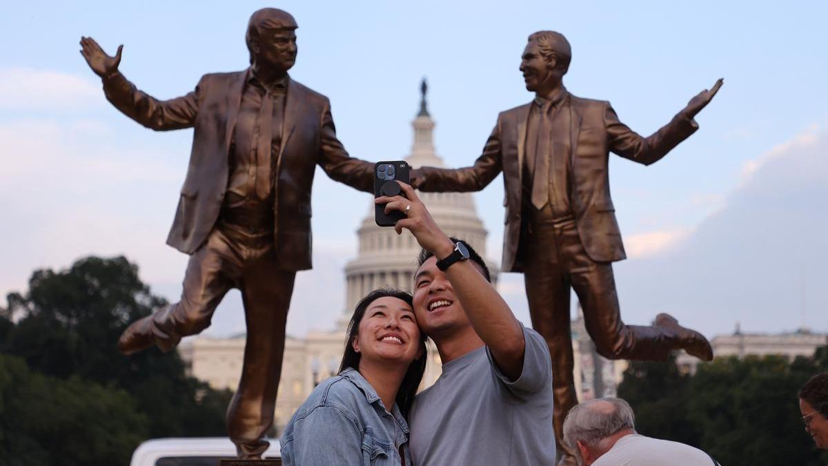 La escultura ha sido instalada por un colectivo artístico anónimo.