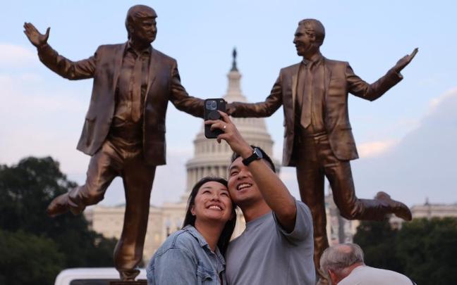 La escultura ha sido instalada por un colectivo artístico anónimo.
