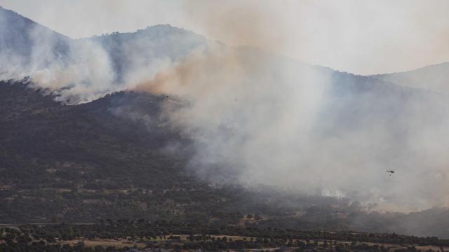 Imagen del incendio que ha obligado a desalojar las localidades segovianas de Los Ángeles de San Rafael y Vegas de Matute
