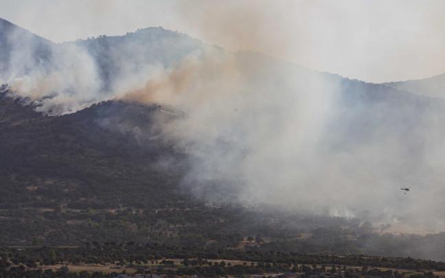 Imagen del incendio que ha obligado a desalojar las localidades segovianas de Los Ángeles de San Rafael y Vegas de Matute