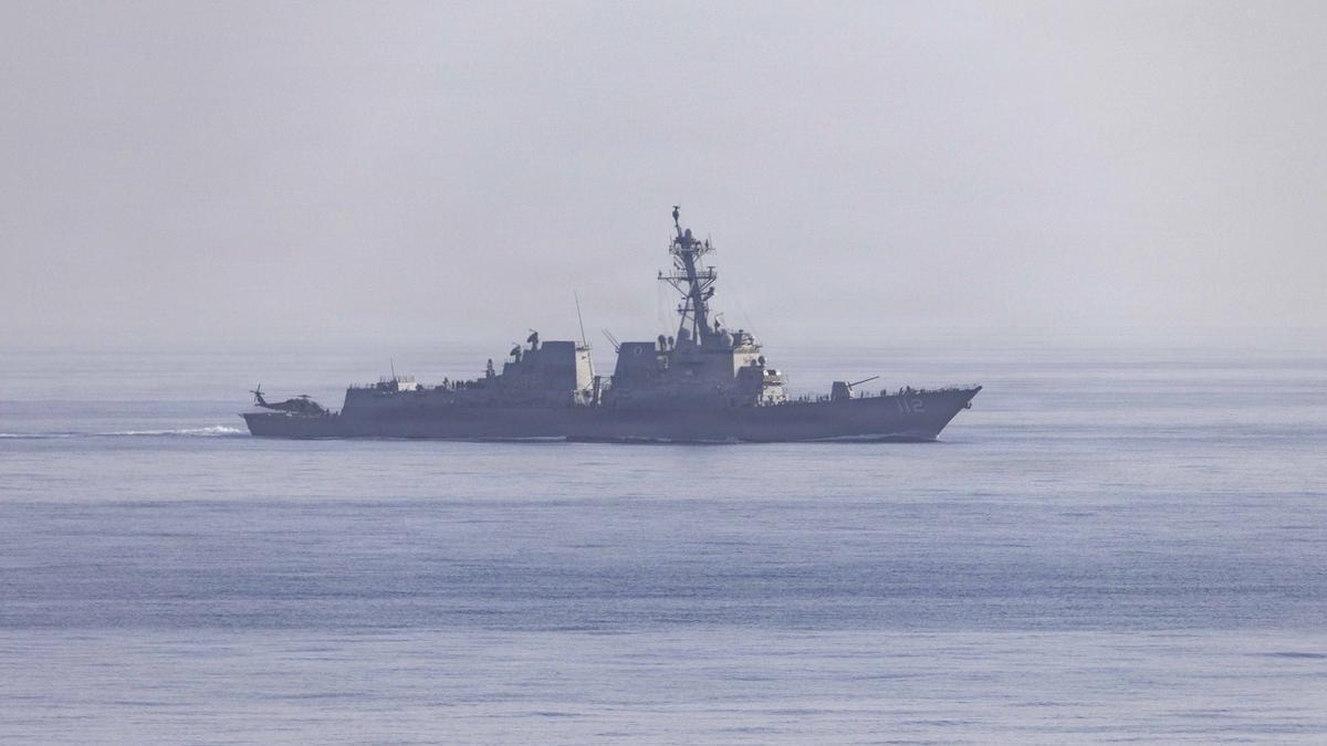 Un destructor de la Armada de Estados Unidos desplegado en la misión de bloqueo del estrecho de Ormuz emprendida por Washington