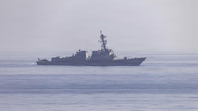 Un destructor de la Armada de Estados Unidos desplegado en la misión de bloqueo del estrecho de Ormuz emprendida por Washington